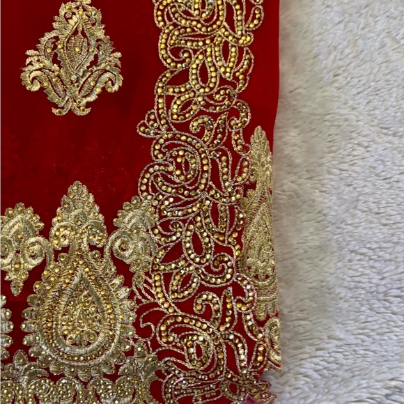 Beautiful red and gold silk chiffon saree with blouse - Picture 3 of 7